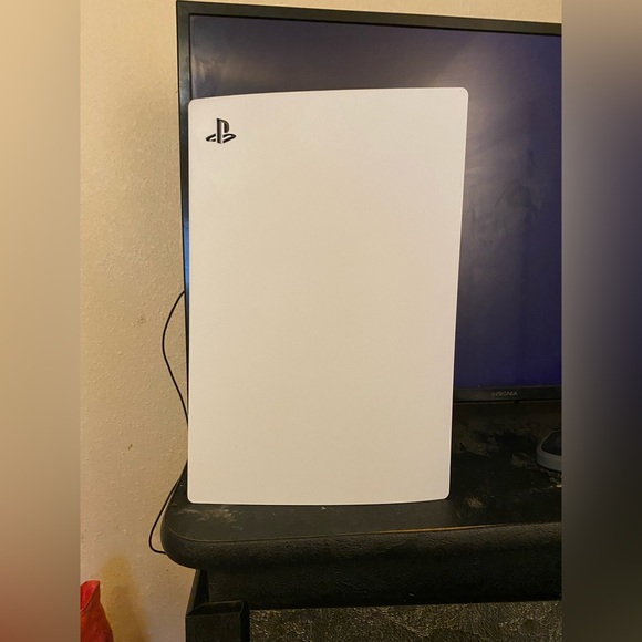 Ps5 in great condition - Picture 3 of 3